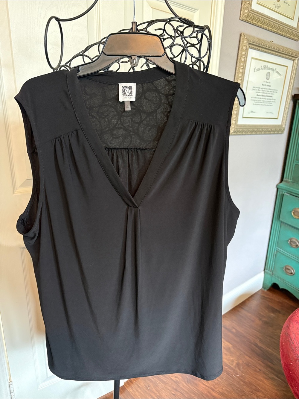 Anne Klein Black V-Neck Sleeveless Camisole